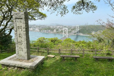 門司城跡と眼下に広がる関門海峡と下関の街並み＝北九州市門司区で2026年4月21日午前11時3分、反田昌平撮影