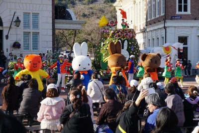ハウステンボスでパレードをするミッフィー＝長崎県佐世保市で2026年3月4日午後3時55分、柳瀬成一郎撮影