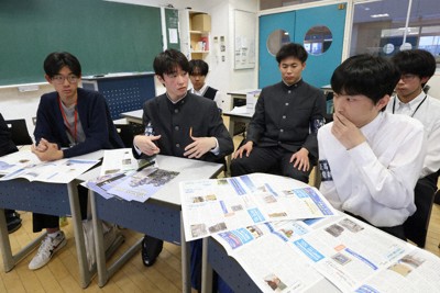 水俣病の取材を続ける意義を話す熊谷大吉さん（前列中央）ら大濠高新聞部員。同左は新聞部OBの大坪和真さん＝福岡市中央区で2026年4月23日、金澤稔撮影