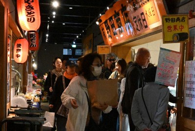 新たな店舗も加わり、多くの来場者でにぎわう「べっぷ駅市場」＝別府市で2026年5月1日午前11時22分、岡田愛梨撮影
