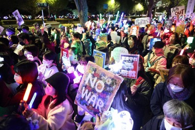 改憲や戦争に反対の声を上げるデモの参加者たち＝国会前で2026年4月8日午後8時15分、後藤由耶撮影