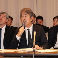 記者会見で質問に答える石原宏高環境相（中央）＝熊本県水俣市の水俣病資料館で2026年5月1日午後6時10分、中村敦茂撮影