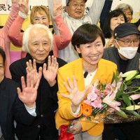 当選を決め支援者と勝利を喜ぶ原田氏（前列中央）＝東京都清瀬市で2026年3月29日午後10時49分、矢野純一撮影