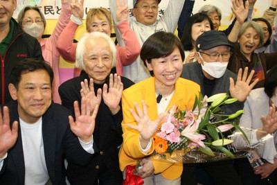 当選を決め支援者と勝利を喜ぶ原田氏（前列中央）＝東京都清瀬市で2026年3月29日午後10時49分、矢野純一撮影