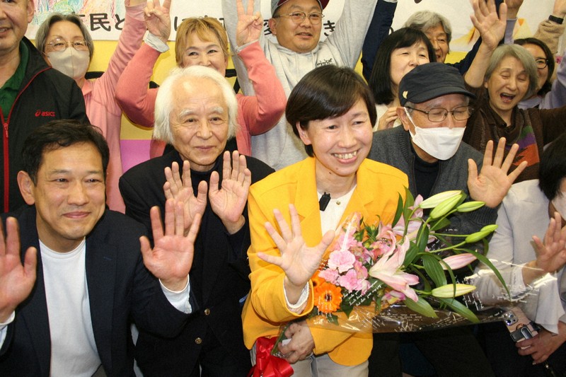 当選を決め支援者と勝利を喜ぶ原田氏（前列中央）＝東京都清瀬市で2026年3月29日午後10時49分、矢野純一撮影