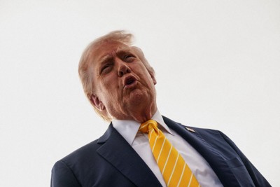 記者団の取材に応じるトランプ米大統領＝南部フロリダ州で2026年5月2日、ロイター