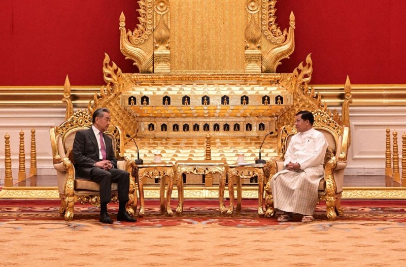 中国の王毅外相（左）と会談するミンアウンフライン氏＝ネピドーで2026年4月25日、AP