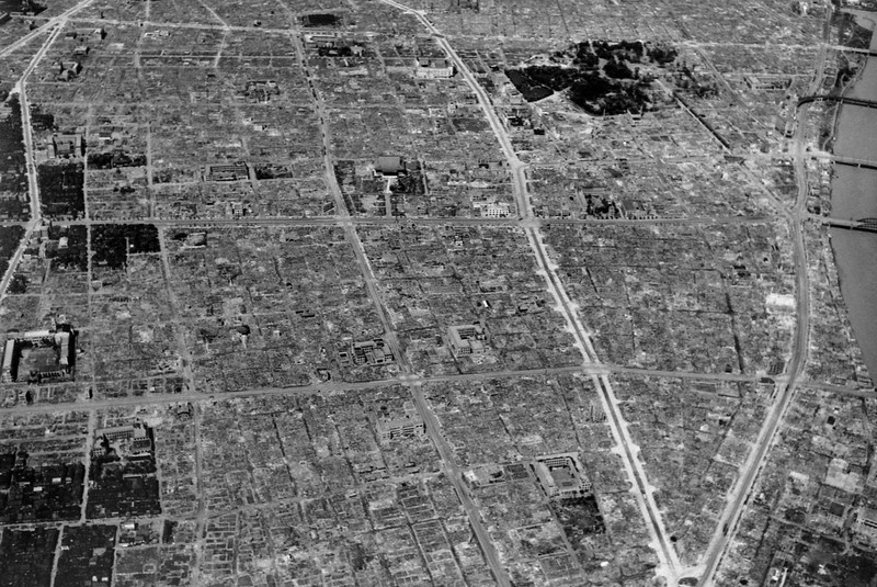 米軍の爆撃で焼け野原になった東京・浅草周辺＝東京都台東区で1945年9月5日（米国防総省提供）