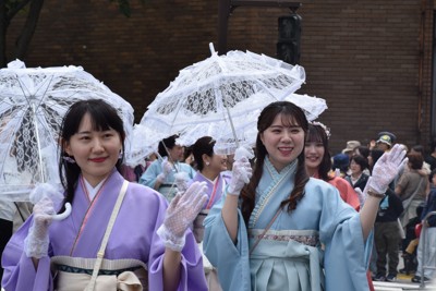 横浜市中心部をパレードする参加者＝横浜市中区で2026年5月3日午前11時31分、坂口裕彦撮影