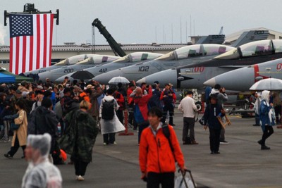 フレンドシップデーで地上展示された米軍戦闘攻撃機、FA18スーパーホーネットやFA18ホーネット＝山口県岩国市の岩国基地で2026年5月3日午前7時38分、大山典男撮影