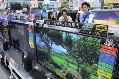 テレビ売り場に並べられた4Kテレビ＝東京都渋谷区で2018年1月19日午後2時14分、宮武祐希撮影