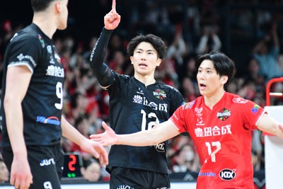 得点を挙げ、人さし指を突き上げるウルフドッグス名古屋の水町泰杜選手（中央）＝愛知県稲沢市の豊田合成記念体育館エントリオで2026年5月2日、玉井滉大撮影