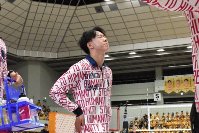 東京GBのプレーオフ敗退が決まり、悔しげな表情を浮かべながらコートから引き上げる近藤蘭丸選手＝愛知県の岡崎市総合体育館で2026年5月2日、小林悠太撮影