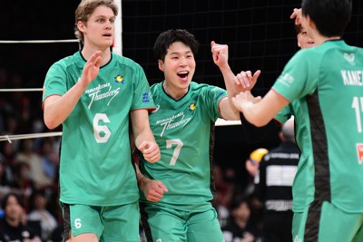 得点を挙げ、喜ぶ広島サンダーズの新井雄大選手（中央）＝愛知県稲沢市の豊田合成記念体育館エントリオで2026年5月2日、玉井滉大撮影