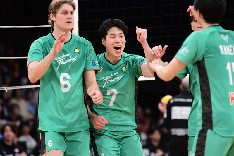 得点を挙げ、喜ぶ広島サンダーズの新井雄大選手（中央）＝愛知県稲沢市の豊田合成記念体育館エントリオで2026年5月2日、玉井滉大撮影