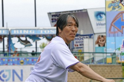野球教室後、マイナーの試合で始球式を務める松井秀喜さん＝2日、レークウッド（共同）