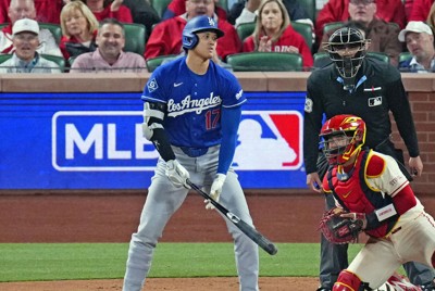 カージナルス戦の8回、空振り三振に倒れたドジャース・大谷＝セントルイス（共同）