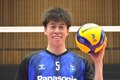ボールを手にポーズを取る富田将馬選手＝大阪府枚方市のパナソニックアリーナで2026年4月27日、深野麟之介撮影