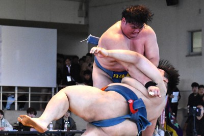 個人戦の決勝ですくい投げを決める日体大の杉本弘樹選手（奥）＝大分県宇佐市で2026年5月3日、牧野大輔撮影