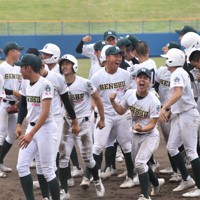 【東京学館浦安－専大松戸】サヨナラ勝ちで4連覇を決め、湧き上がる専大松戸の選手ら＝千葉市稲毛区の県総合スポーツセンター野球場で2026年5月3日、午後2時51分、中村聡也撮影