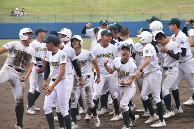 【東京学館浦安－専大松戸】サヨナラ勝ちで4連覇を決め、湧き上がる専大松戸の選手ら＝千葉市稲毛区の県総合スポーツセンター野球場で2026年5月3日、午後2時51分、中村聡也撮影