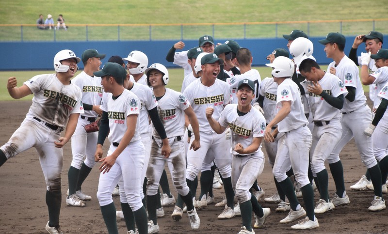 【東京学館浦安－専大松戸】サヨナラ勝ちで4連覇を決め、湧き上がる専大松戸の選手ら＝千葉市稲毛区の県総合スポーツセンター野球場で2026年5月3日、午後2時51分、中村聡也撮影