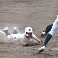 【東京学館浦安－専大松戸】九回裏専大松戸1死満塁、苅部のサヨナラ安打で生還する宮尾＝千葉市稲毛区の県総合スポーツセンター野球場で2026年5月3日、午後2時51分、中村聡也撮影