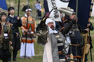 「川中島合戦」の再現をする地元保存会ら＝山形県米沢市で2026年5月3日、竹内幹撮影