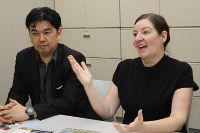 取材に応じるゴードンストウン・ジャパンの根岸正州理事長（左）とゴードンストウン・インターナショナルのパメラ・ミュアCEO＝和歌山市で2026年4月16日午後0時15分、加藤敦久撮影