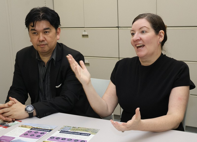 取材に応じるゴードンストウン・ジャパンの根岸正州理事長（左）とゴードンストウン・インターナショナルのパメラ・ミュアCEO＝和歌山市で2026年4月16日午後0時15分、加藤敦久撮影