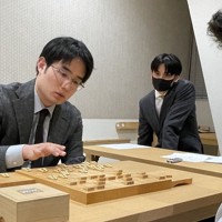 A級順位戦で中村太地八段（右）に勝ち、残留を決めた佐々木勇気八段（左）＝東京都渋谷区の将棋会館で2026年1月27日、丸山進撮影