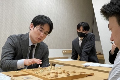 A級順位戦で中村太地八段（右）に勝ち、残留を決めた佐々木勇気八段（左）＝東京都渋谷区の将棋会館で2026年1月27日、丸山進撮影