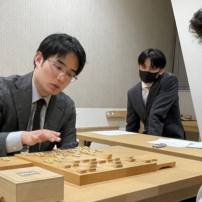 佐々木八段、馬も飛車も捨て華麗な勝利　A級順位戦観戦記