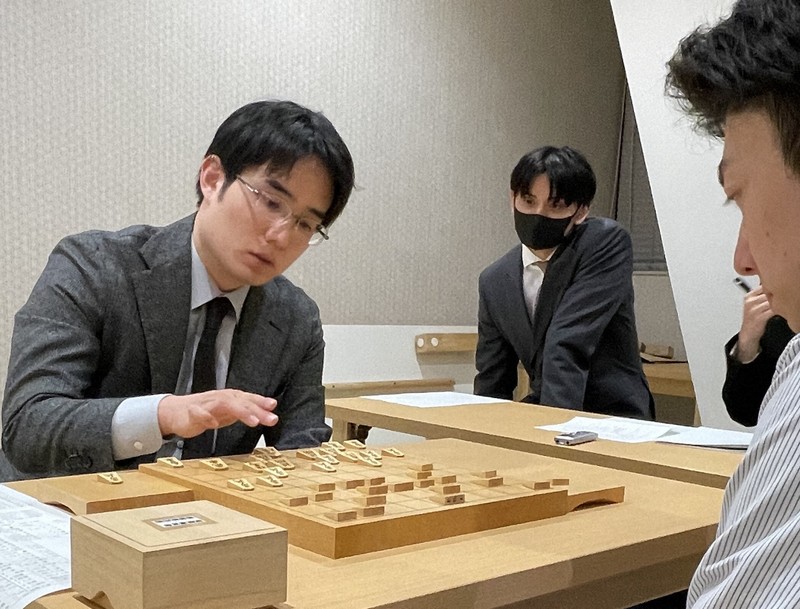 A級順位戦で中村太地八段（右）に勝ち、残留を決めた佐々木勇気八段（左）＝東京都渋谷区の将棋会館で2026年1月27日、丸山進撮影