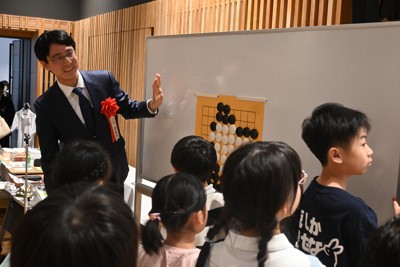 子供たちの連碁の対局を解説する一力遼本因坊（左奥）＝埼玉県川越市で2026年5月2日午後2時36分、板鼻歳也撮影