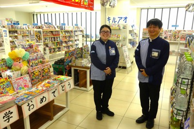 福田歩未さん（左）と上司の須賀明浩さん。左側が書店スペースで、右側は通常のコンビニスペース＝川崎市多摩区で4月2日午前11時17分、高橋昌紀撮影