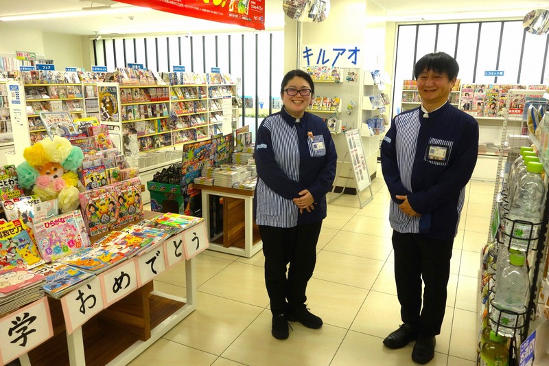 福田歩未さん（左）と上司の須賀明浩さん。左側が書店スペースで、右側は通常のコンビニスペース＝川崎市多摩区で4月2日午前11時17分、高橋昌紀撮影