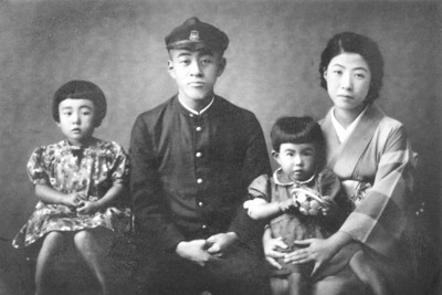 左から2人目が竹内浩三。出征前日に撮影した。右端は松島こうさん＝本居宣長記念館所蔵