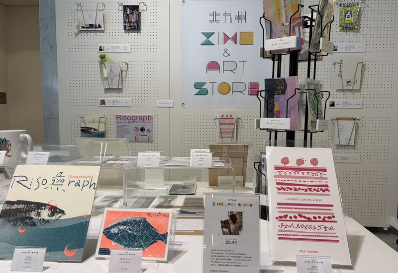 美術館本館エントランスのショップ一角に開設した「北九州ZINE＆ART　STORE」＝北九州市戸畑区で