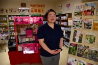 店内と田中泰江さん。本の配置にも工夫を凝らす＝岩手県西和賀町で3月13日午前11時12分、高橋昌紀撮影