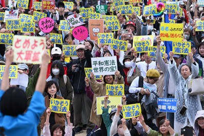護憲派の集会で憲法改正に異を唱える参加者たち＝大阪市北区で2026年5月3日午後2時57分、大西岳彦撮影