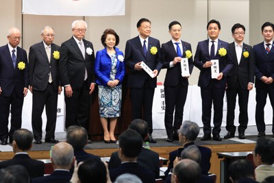 公開憲法フォーラムで発表された声明文を受け取った自民党の新藤義孝氏（右から5人目）、日本維新の会の阿部圭史氏（同4人目）、国民民主党の玉木雄一郎代表（同3人目）＝東京都千代田区で2026年5月3日午後3時58分、滝川大貴撮影