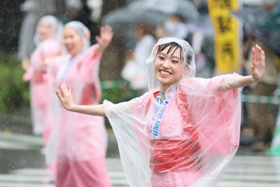 パレードで踊りを披露する「真弓ダンススタジオ」＝福岡市博多区で2026年5月3日、玉城達郎撮影