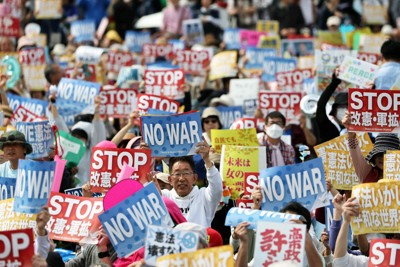 護憲派による「憲法大集会」でプラカードを掲げる参加者たち＝東京都江東区で2026年5月3日午後1時52分、幾島健太郎撮影