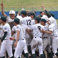 【東京学館浦安－専大松戸】サヨナラ勝ちで4連覇を決め、喜ぶ専大松戸の選手ら＝千葉市稲毛区の県総合スポーツセンター野球場で2026年5月3日、午後2時51分、中村聡也撮影