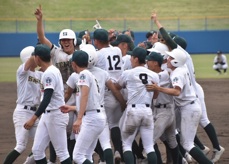【東京学館浦安－専大松戸】サヨナラ勝ちで4連覇を決め、喜ぶ専大松戸の選手ら＝千葉市稲毛区の県総合スポーツセンター野球場で2026年5月3日、午後2時51分、中村聡也撮影