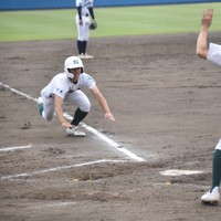 【東京学館浦安－専大松戸】九回裏専大松戸1死満塁、苅部のサヨナラ安打で生還する宮尾＝千葉市稲毛区の県総合スポーツセンター野球場で2026年5月3日、午後2時51分、中村聡也撮影