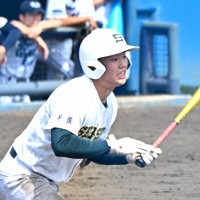 【東京学館浦安－専大松戸】五回裏専大松戸1死満塁、苅部の二ゴロで1点差に迫る＝千葉市稲毛区の県総合スポーツセンター野球場で2026年5月3日午後1時38分、高梨晃世撮影