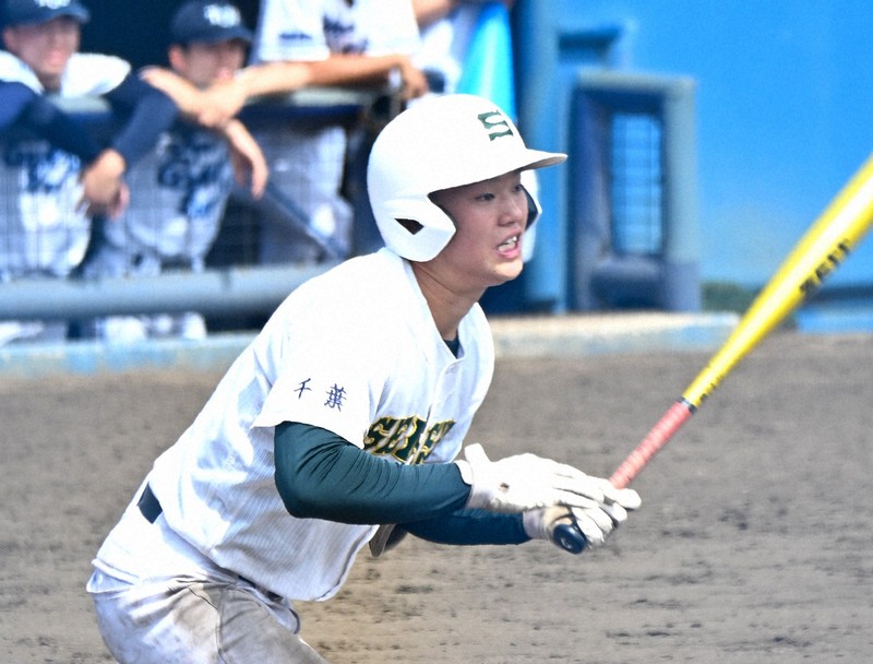 【東京学館浦安－専大松戸】五回裏専大松戸1死満塁、苅部の二ゴロで1点差に迫る＝千葉市稲毛区の県総合スポーツセンター野球場で2026年5月3日午後1時38分、高梨晃世撮影