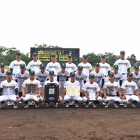 春季千葉県高校野球大会で4連覇を決めた専大松戸の選手ら＝千葉市稲毛区の県総合スポーツセンター野球場で2026年5月3日午後3時23分、高梨晃世撮影